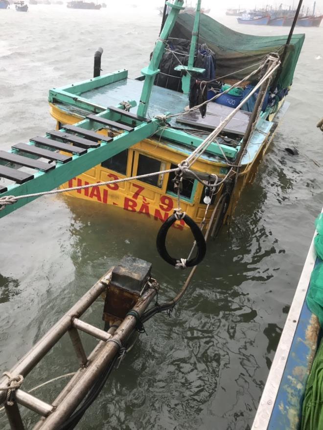 Tàu cá bị chìm ở Khánh Hòa.