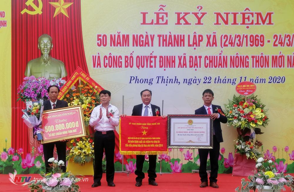 Xã Phong Thịnh đón nhận Bằng công nhận xã đạt chuẩn NTM.
