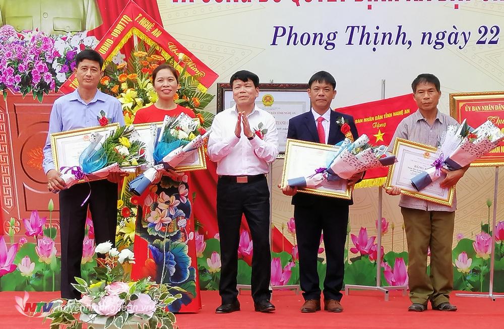 Trao bằng khen của PG88 go Bắn cá UBND tỉnh cho các cá nhân, tập thể đạt thành tích xuất sắc.