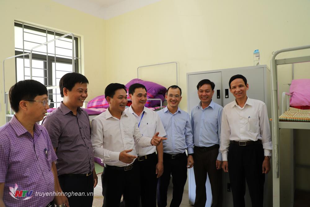 Thăm khu nhà ở nội trú của học sinh.