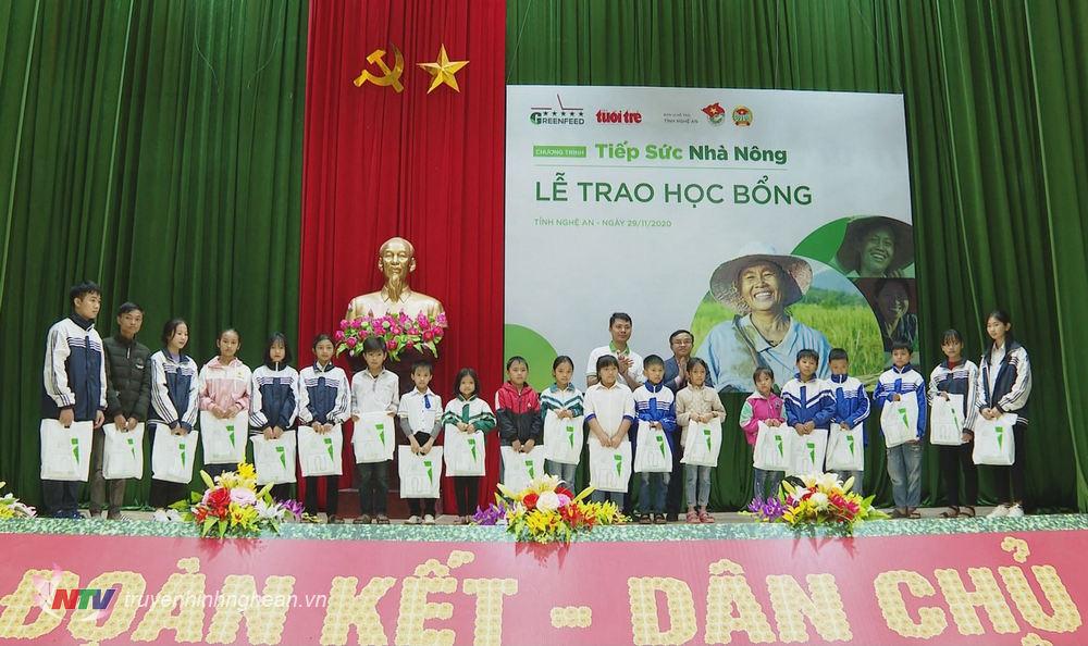 Trưởng ban Dân vận Tỉnh ủy Kim Ngọc Nam trao thưởng cho học sinh, sinh viên có thành tích học tập xuất sắc.