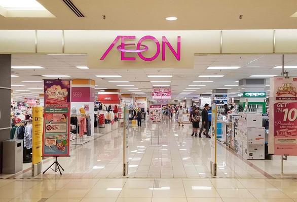 Trong cả tuần qua các thành viên trong gia đình này đã di chuyển và tiếp xúc rất nhiều người tại thủ đô Phnom Penh, tỉnh Siem Reap, tỉnh Moldukiri và tỉnh Banteay Meanchey. Đặc biệt ông Chhem Savuth đã có cuộc họp với nhiều lãnh đạo Bộ Nội vụ, vợ ông cùng các thành viên trong gia đình đã đi mua sắm tại siêu thị Aeon 1 ở Phnom Penh. Bộ Y tế Campuchia đang truy vết để ngăn chặn sự lây lan trong cộng đồng. Theo chỉ đạo của Thủ tướng Hun Sen, tất cả người liên quan phải được cách ly, trong số đó có cả Phó Thủ tướng, Bộ trưởng Nội vụ Sar Kheng. Siêu thị Aeon 1, nơi các thành viên gia đình này đi mua sắm cũng tạm thời đóng cửa để đảm bảo an toàn.