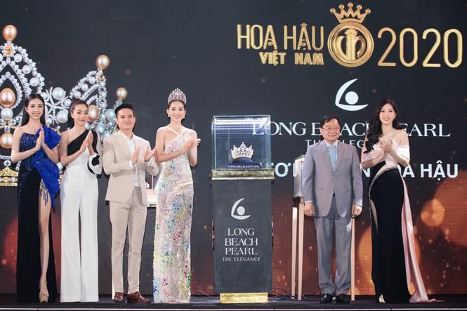 Đương kim Hoa hậu và các Á hậu tại lễ công bố vương miện Hoa hậu PG 88 Nổ Hũ năm 2020.