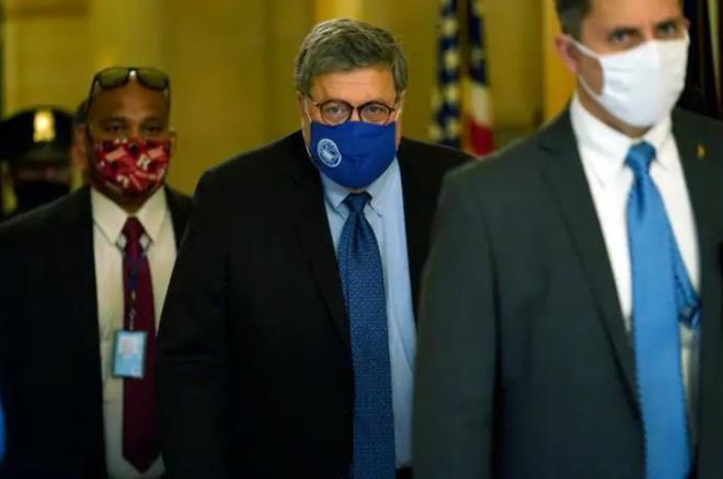 Ông William Barr (giữa) rời Tòa nhà quốc hội Mỹ hôm thứ Hai (9/11). (Ảnh:AP)
