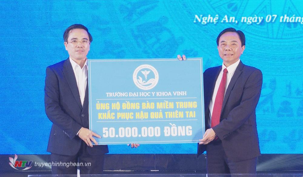 Trao ủng hộ đồng bào miền Trung khắc phục hậu quả thiên tai.