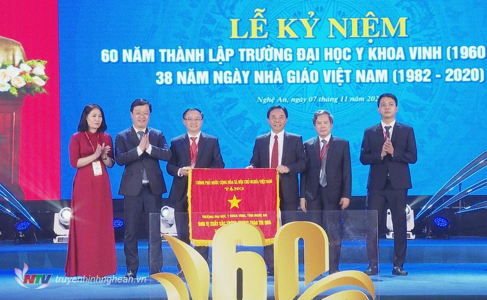 Trường Đại học Y khoa Vinh vinh dự đón nhận Cờ thi đua của Thủ tướng Chính phủ