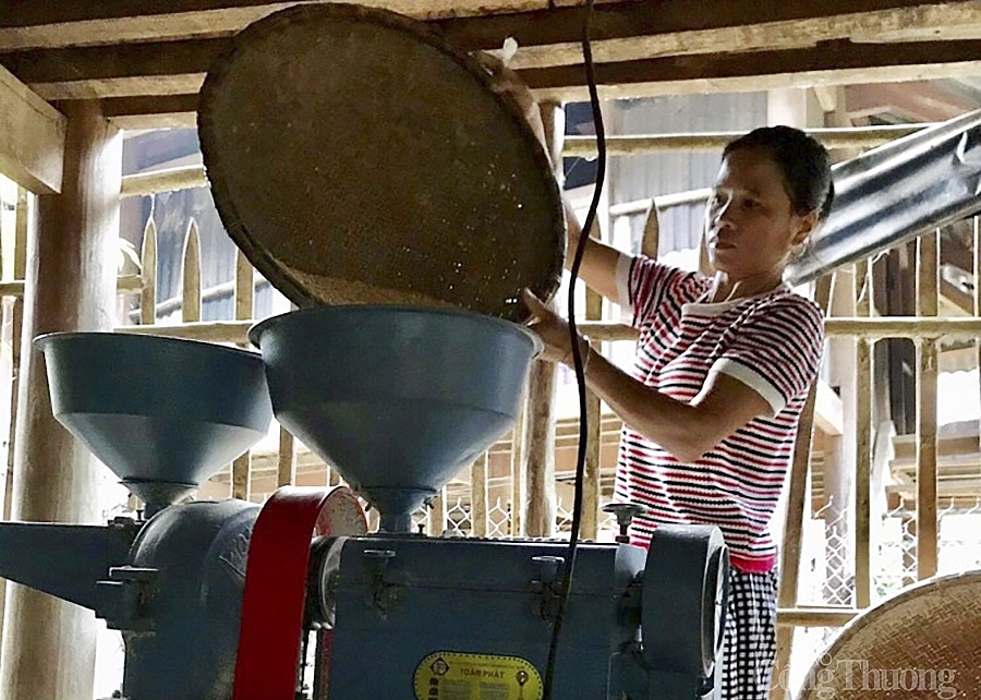 Chứng kiến niềm vui mong đợi bao năm của bà con ở Con Phen xã Hữu Khuông khi điện lưới về bản, càng thấy khát vọng vươn lên phát triển sản xuất, xóa nghèo của người dân là rất lớn. Điện lưới là “mũi nhọn đột kích” đẩy lùi tăm tối và nghèo đói ở vùng cao này