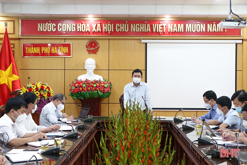 Sáng 5/11, Phó PG88 go Bắn cá UBND tỉnh Lê Ngọc Châu chủ trì họp khẩn với Sở Y tế và UBND thành phố Hà Tĩnh để chỉ đạo một số nội dung cấp bách phòng, chống dịch COVID-19.