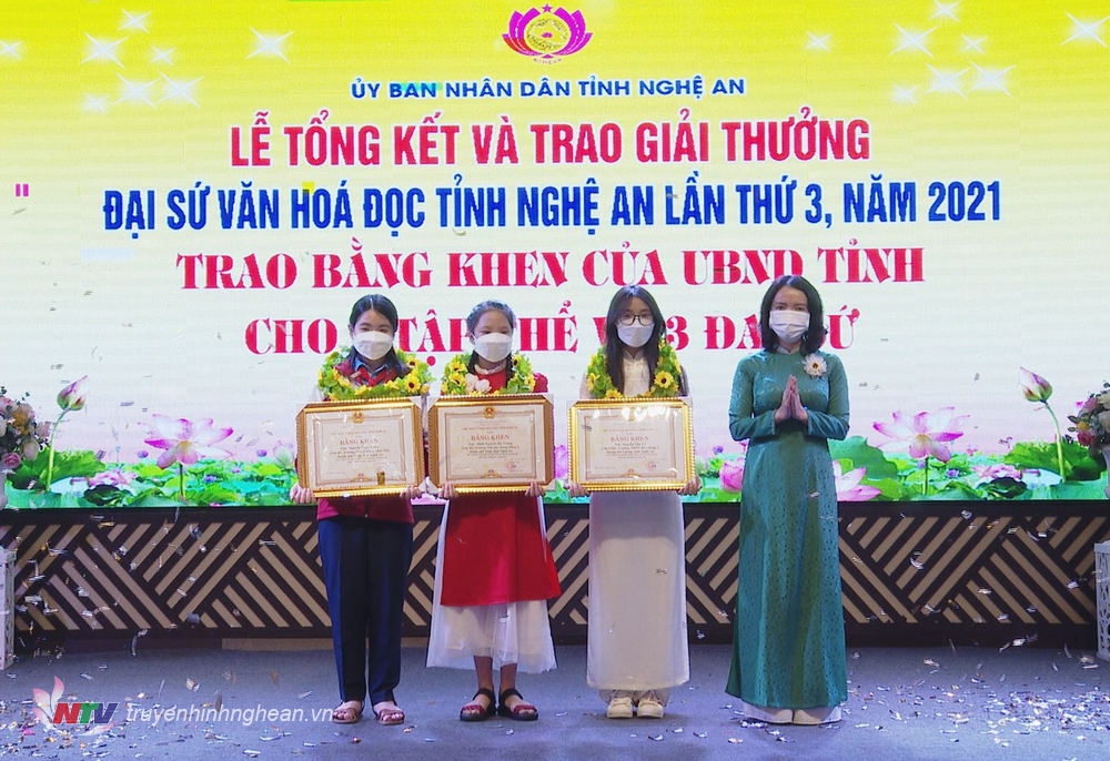 Thừa ủy quyền của PG88 go Bắn cá UBND tỉnh, đồng chí Trần Thị Mỹ Hạnh - Ủy viên BCH Đảng bộ tỉnh, Giám đốc Sở Văn hóa và PG88 go Xócđĩa trao Bằng khen cho các thí sinh đạt giải Nhất cuộc thi.