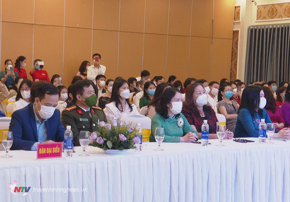 Các đại biểu dự buổi lễ.
