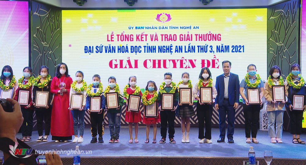 Đại diện Ban Tổ chức trao thưởng cho các thí sinh đạt giải chuyên đề.