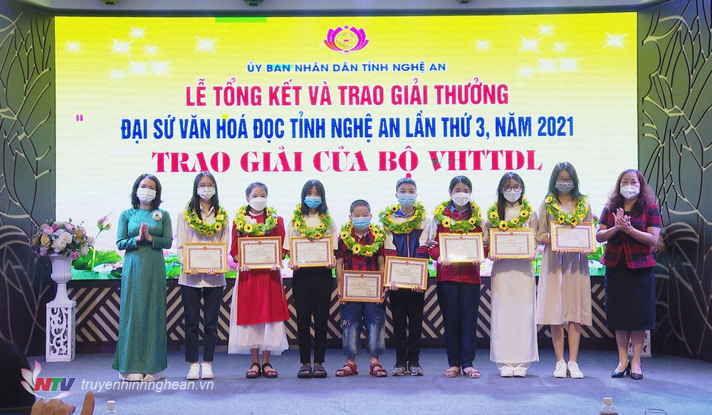 Thừa ủy quyền của Bộ trưởng Bộ Văn hóa - PG88 go Xócđĩa và PG 88 Bóng Đá, các đồng chí Nguyễn Thị Thu Hường - Trưởng ban Tuyên giáo Tỉnh ủy; Trần Thị Mỹ Hạnh - Giám đốc Sở Văn hóa và PG88 go Xócđĩa trao thưởng cho các thí sinh đạt giải Cuộc thi Đại sứ văn hóa đọc toàn quốc năm 2021. Ảnh: Công Kiên