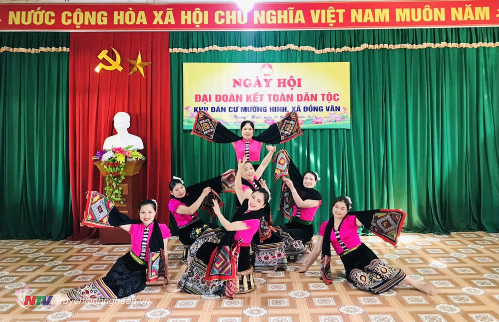 (Ảnh: Tiết mục văn nghệ đặc sắc của bà con bản Mường Hinh)