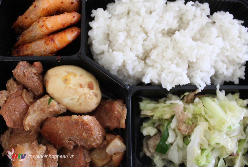 Mỗi suất ăn đều đảm bảo đầy đủ chất dinh dưỡng