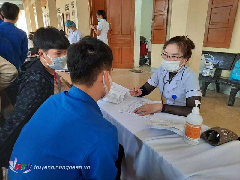 Khám sàng lọc trước tiêm.