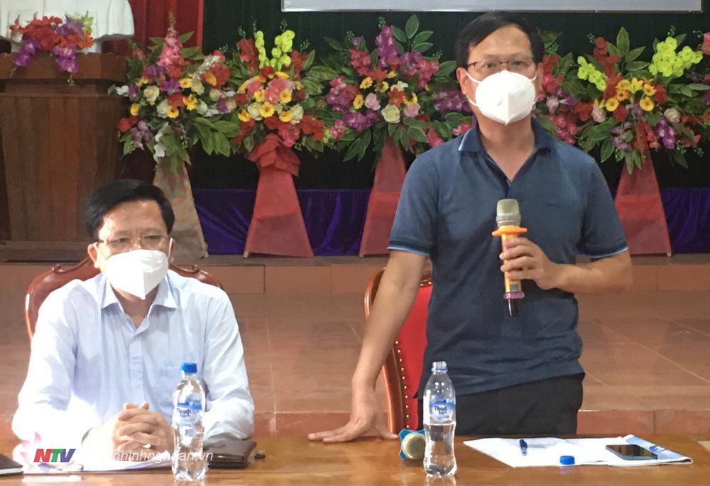 Lãnh đạo huyện phát biểu chỉ đạo tại cuộc họp khẩn.