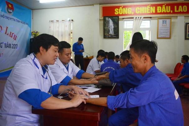 Khám, tư vấn sức khỏe cho các học viên cai nghiện tại Trung tâm GD-LĐXH Phúc Sơn, huyện Anh Sơn. (Tư liệu)