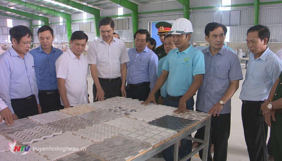PG88 go Bắn cá UBND tỉnh Thái Thanh Quý thăm Nhà máy sản xuất đá Viet Home Stone đóng tại Khu Công nghiệp nhỏ Nghĩa Long. 