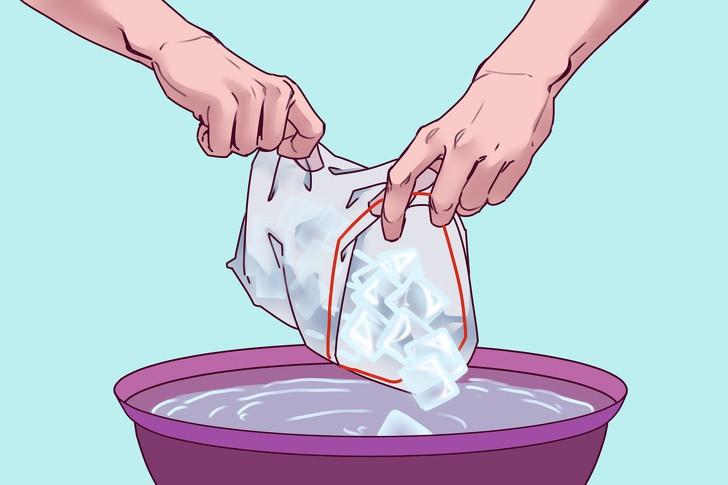 Chuẩn bị một chậu nước đủ lớn để ngâm vừa hai bàn tay, sau đó đổ đầy chậu với nước lạnh và đá lạnh.