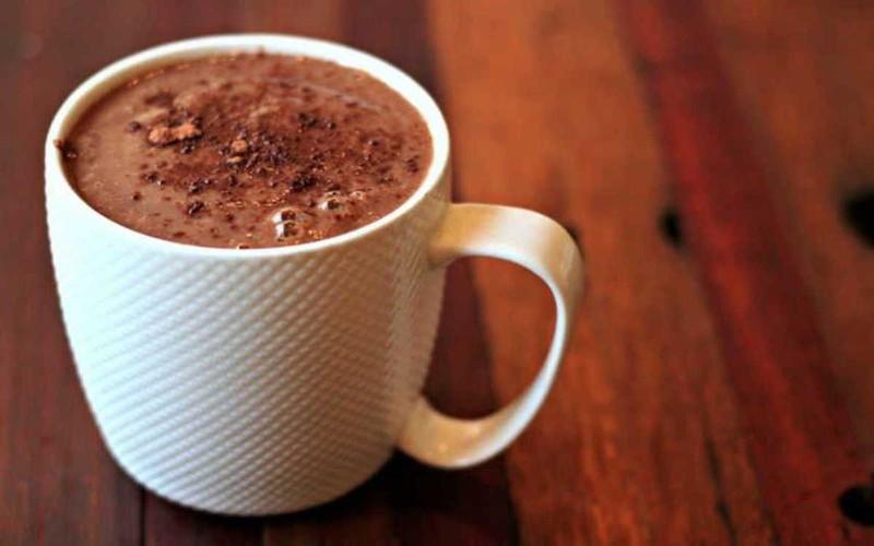 Cacao nóng: Một cốc cacao nóng cũng đủ khiến cơ thể ấm áp trong ngày Đông giá rét. Một loại flavonoids có trong thành phần của cacao là chất chống oxy hóa có tác dụng làm giảm những nguy hại từ các gốc tự do - mầm mống của bệnh tim mạch, và bệnh ung thư.