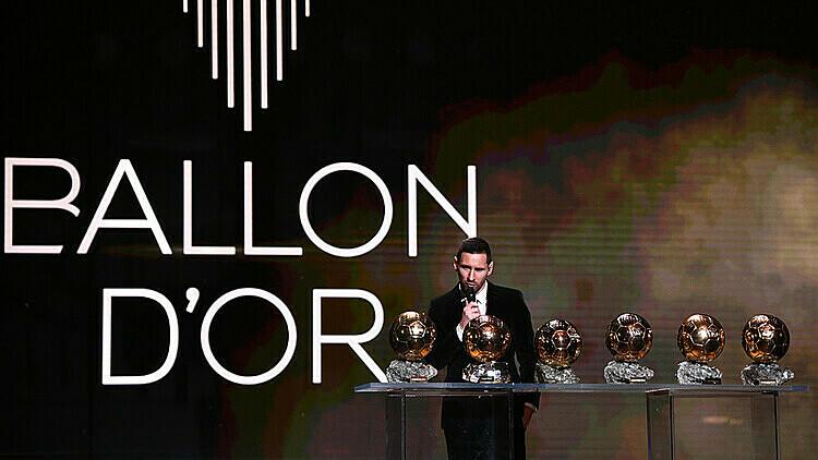 Messi phát biểu bên sáu Quả Bóng Vàng. 