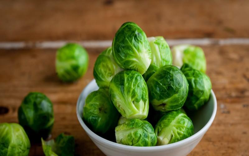 Cải Brussel (bắp cải mini): Ăn bắp cải tí hon sẽ giúp cơ thể chúng ta chống lại những giá lạnh của mùa Đông rất hiệu quả. Thành phần chính trong cải Brussel phải kể tới như chất xơ, phytonutrients, trong đó vitamin C chiếm 74,8 mg.