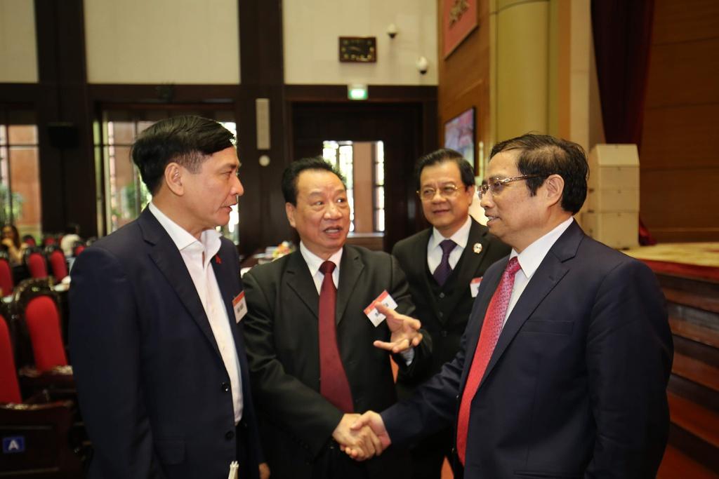 Trưởng ban Tổ chức Trung ương Phạm Minh Chính (phải) và các đại biểu dự hội nghị sáng 25/12.