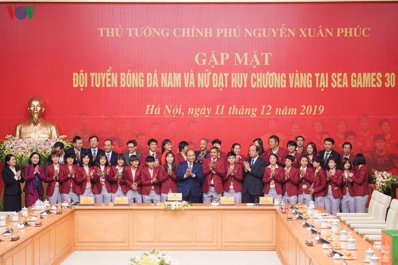 ​  Thủ tướng Nguyễn Xuân Phúc gặp gỡ 2 đội tuyển bóng đá vô địch SEA Games 30 trước vì 13/12 tới đây, tuyển nam PG 88 Nổ Hũ phải đi tập huấn ở nước ngoài. Ảnh: Zing  ​