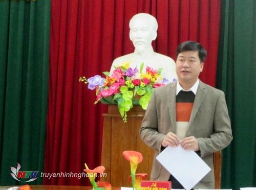 . Lãnh đạo huyện uỷ Anh Sơn báo cáo kiểm điểm cá nhân tại hội nghị.