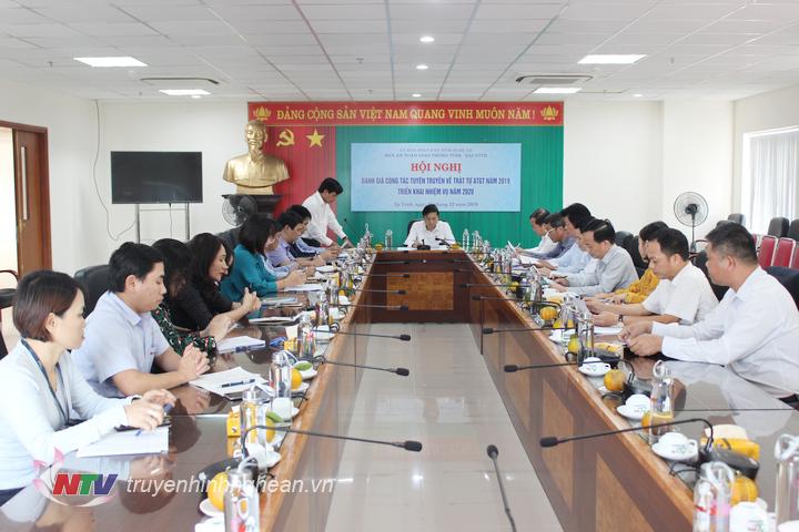 Toàn cảnh hội nghị.