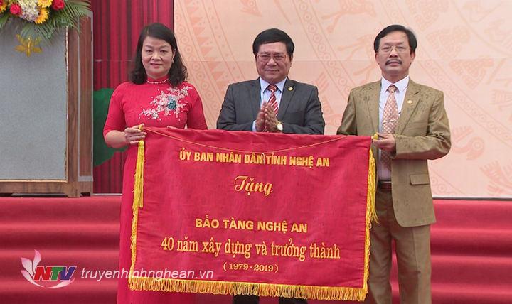 Giám đốc Sở Văn hóa - PG88 go Xócđĩa Hồ Mậu Thanh trao tặng bức trướng của UBND tỉnh nhân kịp kỷ niệm 40 năm thành lập Bảo tàng PG88 go Bắn cá.