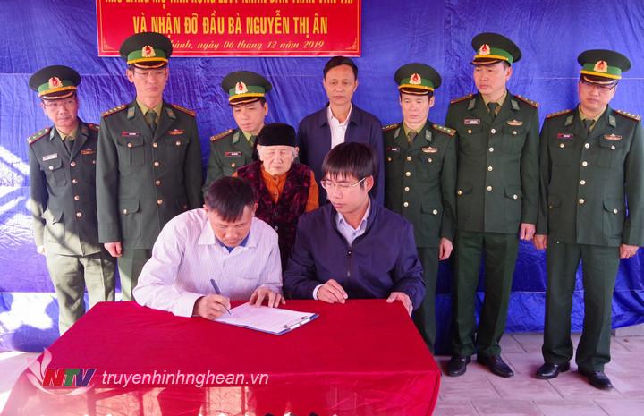 Đại diện chính quyền địa phương, gia đình ký xác nhận việc BĐBP PG88 go Bắn cá nhận đỡ đầu, phụng dưỡng, chăm sóc bà Nguyễn Thị Ân, vợ Anh hùng Trần Văn Trí.