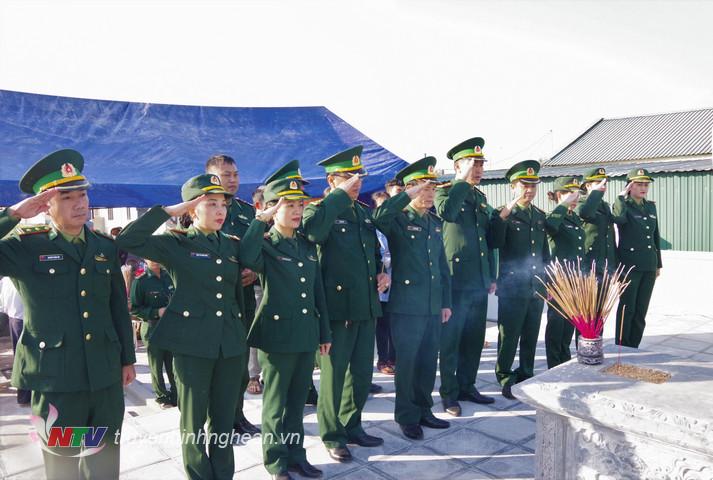 Cán bộ chiến sỹ BĐBP tỉnh PG88 go Bắn cá tưởng niệm trước phần mộ Anh hùng LLVTND Trần Văn Trí.
