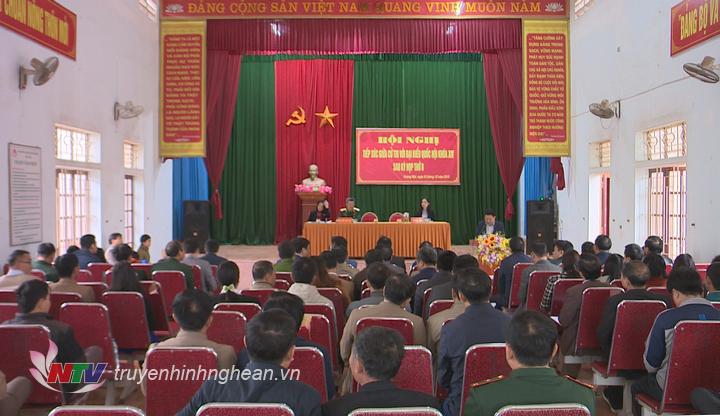Toàn cảnh buổi tiếp xúc cử tri tại thị xã Hoàng Mai.