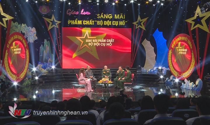 Các khách mời giao lưu trong chương trình.