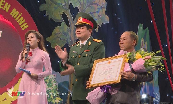 Trao bằng khen của UBND tỉnh cho ông 