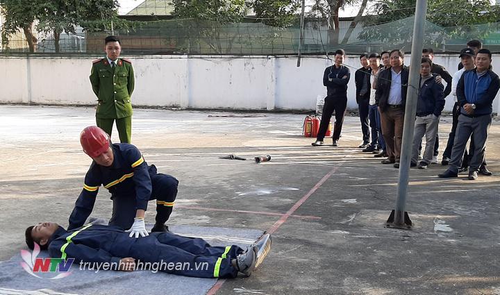 Thực hành kỹ năng di chuyển người bị nạn từ đám cháy ra nơi an toàn.