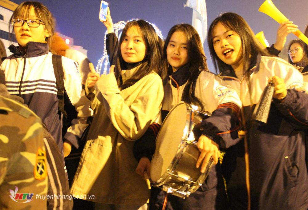 Các loại trống được huy động để tạo không khí sôi động cho màn ăn mừng.