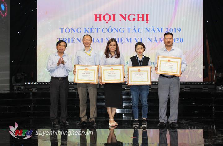 Trao giấy khen cho các tập thể