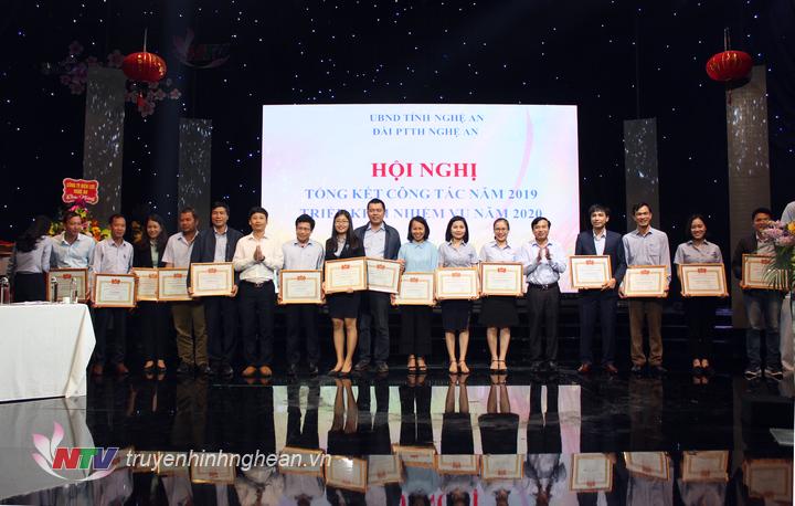 Trao giấy khen của Giám đốc Đài cho cáccá nhân đạt danh hiệu Chiến sỹ thi đua cấp cơ sở.
