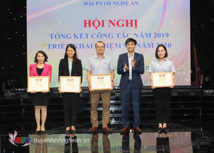 Trao giấy khen của Giám đốc Đài cho các tập thể, các nhân.