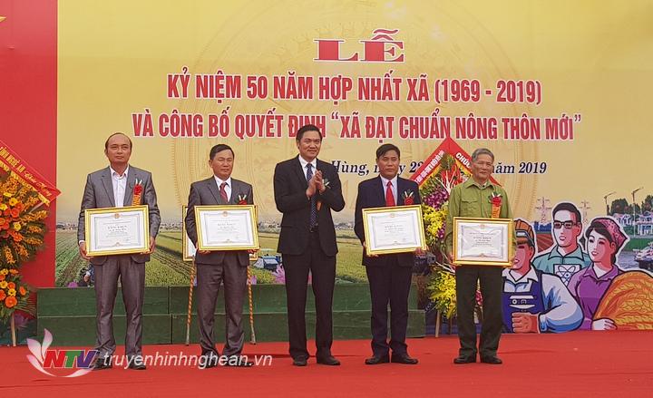 Trao bằng khen của UBND tỉnh cho các cá nhân, tập thể có thành tích xuất sắc trong phong trào xây dựng NTM tại địa phương.