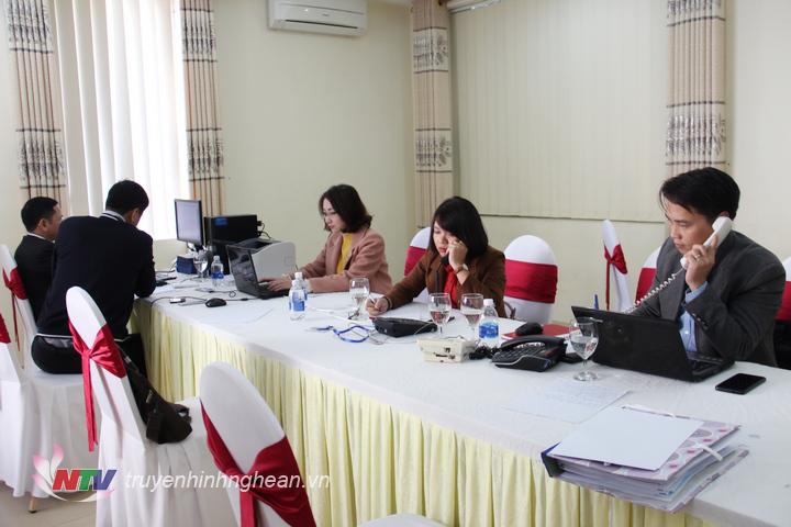 Tổ trực đường dây nóng tiếp nhận ý kiến cử tri tại kỳ họp thứ 12, HĐND tỉnh khóa XVII.