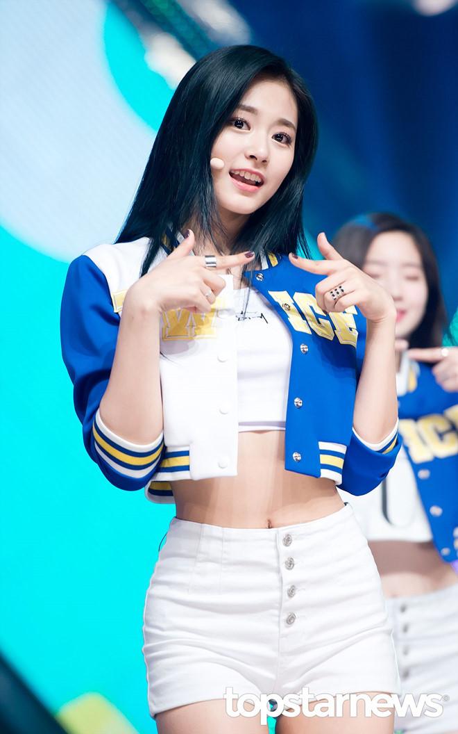 Không chỉ sở hữu khuôn mặt hoàn hảo với những góc nghiêng “thần thánh”, Tzuyu còn sở hữu thân hình sexy với chiều cao nổi bật 1,7m, đôi chân thon dài cùng ba vòng gợi cảm