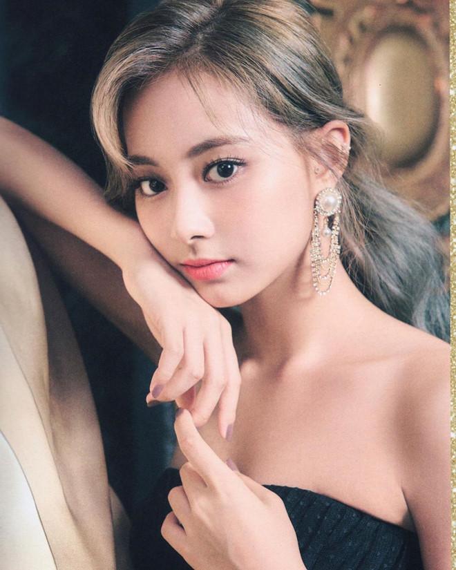 Từ loạt ảnh chụp tạp chí, những khoảnh khắc bắt vội ngoài đời thường hay những giây phút cống hiến trên sân khấu, Tử Du đều khiến nhiều người trầm trồ bởi làn da trắng không tì vết, gương mặt không góc chết. Lợi thế ngoại hình nhanh chóng giúp cô nhận hàng loạt hợp đồng quảng cáo bạc tỉ, trở thành “thỏi nam châm” hút fan về cho nhóm đồng thời được xem là một trong những nữ thần thế hệ mới của Kpop