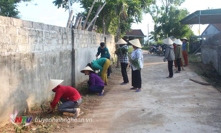 Chị em phụ nữ xã Hùng Sơn hưởng ứng phong trào trồng con đường hoa