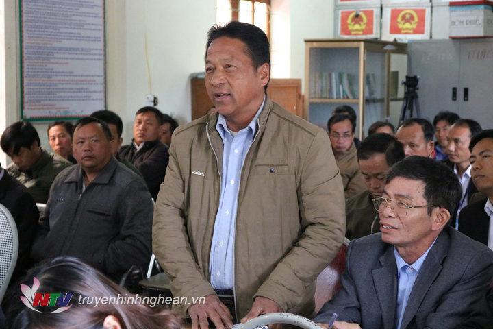 Cử tri nêu ý kiến, kiến nghị tại buổi tiếp xúc.