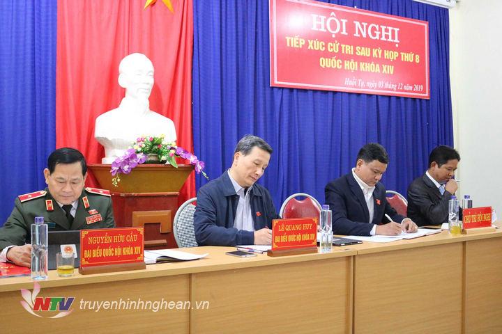 Các đại biểu tham gia tiếp xúc cử tri.
