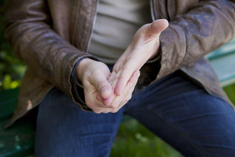 Hội chứng Raynaud: Đây là một bệnh làm ngăn lưu thông máu đến một số bộ phận của cơ thể, thường là ngón tay và ng.ón chân. Da ở các bộ phận này sẽ chuyển sang màu xanh và trở nên lạnh, đau, tê hoặc nhói