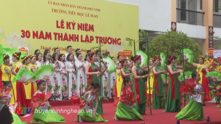 Tiết mục văn nghệ chào mừng lễ kỷ niệm.